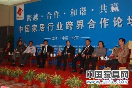 “中國家居行業(yè)跨界合作論壇”：資深房地產(chǎn)專家張有卓；中國建筑裝飾集團設(shè)計研究院總設(shè)計師張靜；清尚博尼工程設(shè)計（北京）有限公司總經(jīng)理陳現(xiàn)培；北京何鎮(zhèn)強裝飾有限公司設(shè)計總監(jiān)何山；廣東鷹牌陶瓷集團公司總裁林偉；廣東金意陶陶瓷有限公司董事長何乾；唐山惠達(dá)陶瓷集團總裁助理藺志杰；北京集美家居建材有限公司總裁趙建國。