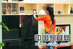 板材和其他材料的結合，成為板式家具設計的一個方向。