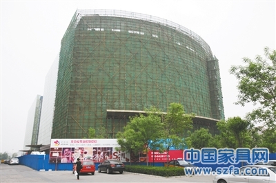 正在建設(shè)中的愛琴海購物中心，位于朝陽區(qū)七圣中街12號，太陽宮百盛購物中心旁。實習(xí)生 翟超