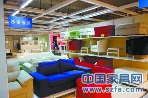 愛(ài)蜂巢家居體驗(yàn)館沙發(fā)展區(qū)。記者 孫戉攝