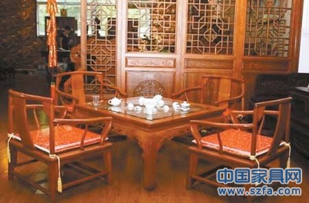 屏風、瓷器、奇石等配以紅木家具更顯濃郁中國風